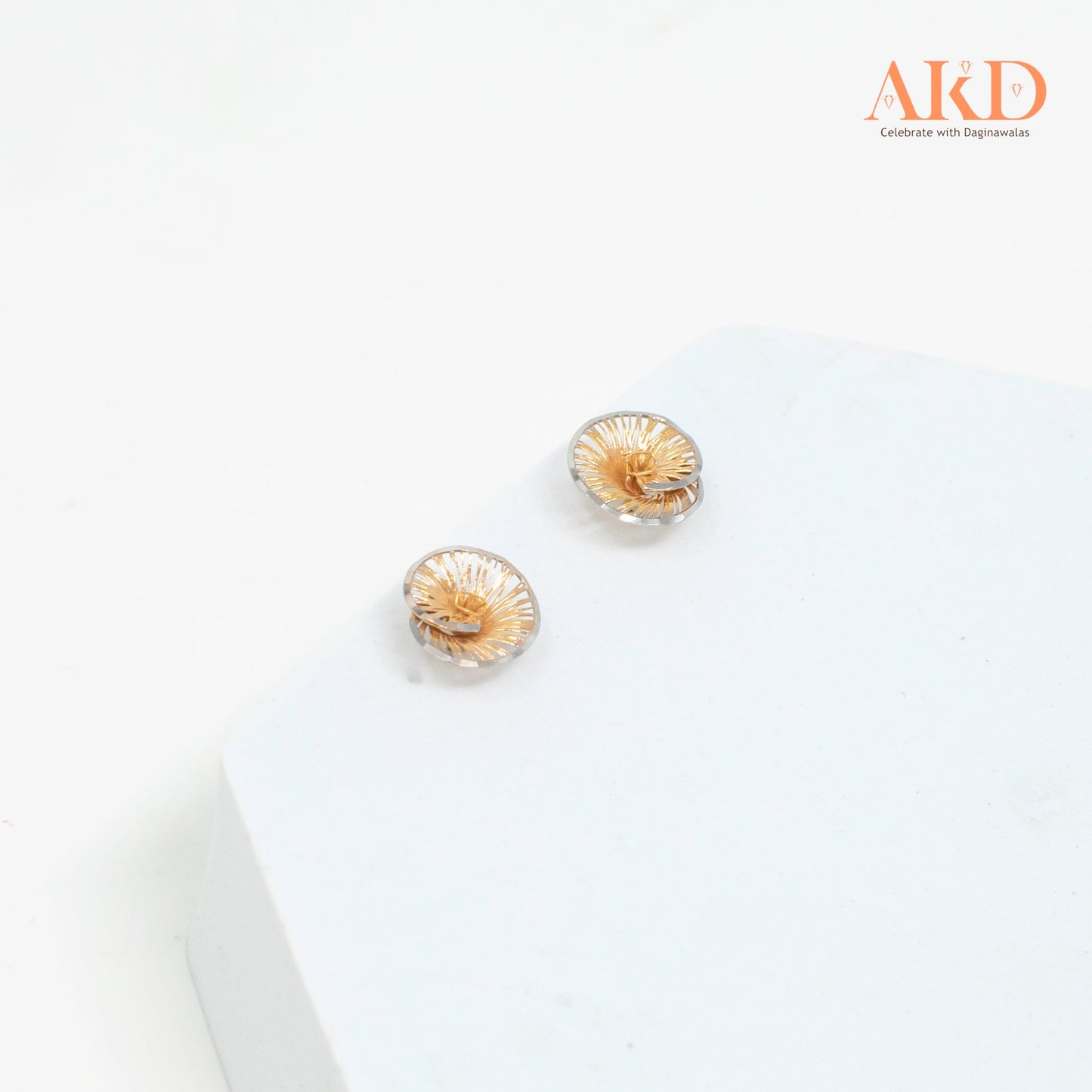 Tops:- Plain Gold 18k