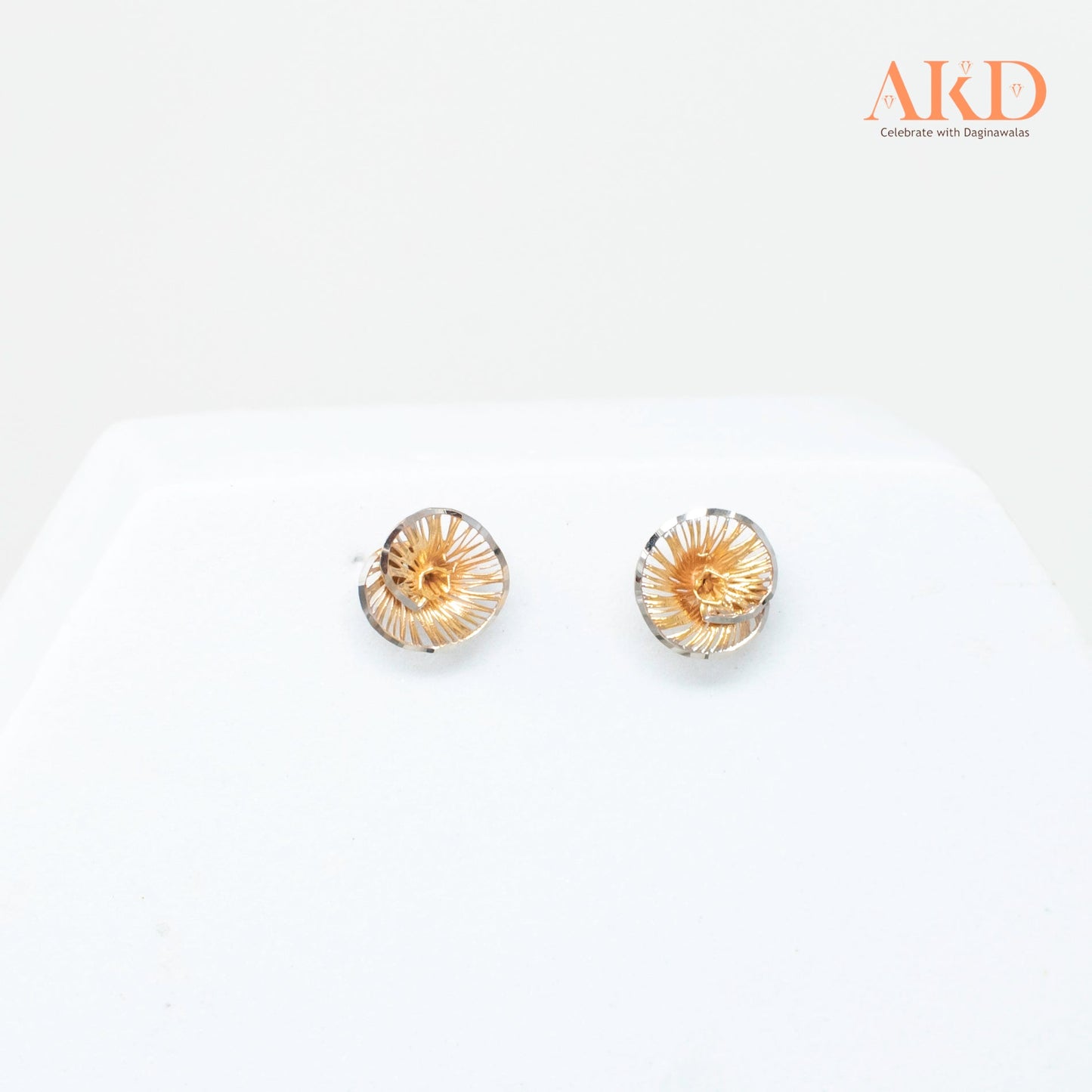 Tops:- Plain Gold 18k